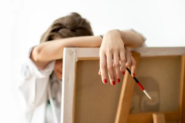 How do artists finish a project when they are stressed?