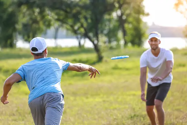 What's a frisbee's favorite type of music?