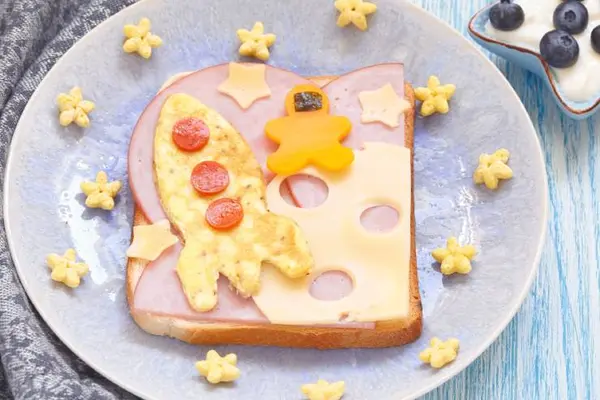 When do astronauts eat?