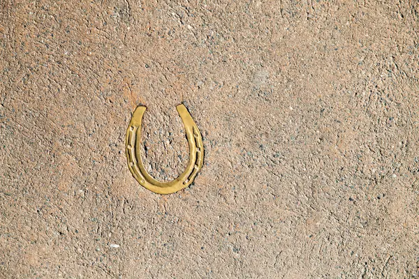 What does it mean when you find a single horseshoe lying on the ground?