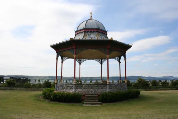 How do you make a bandstand?