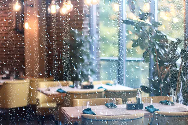 Why does rain make a great waiter at a restaurant?